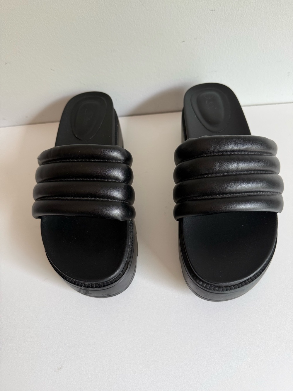 Women’s Black Padded Slide Sandals Size 9 in excellent condition